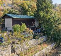 Kertek a Spätna úton, Dévényben, Pozsonyban, zölddel és kőteraszokkal körülvéve.