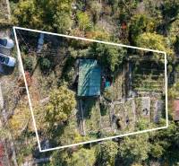 Légi felvétel a pozsonyi - dévényi kertekről, a Spätná cesta utcáról, körülötte fákkal.