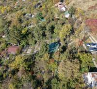 Légi felvétel a Spätnej ceste kertekről Pozsony - Dévényben, zölddel és kis házakkal.