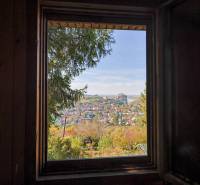 Kilátás az ablakból a Dévényi várra, Pozsony - Dévény városrész, Visszaút, Kertek.