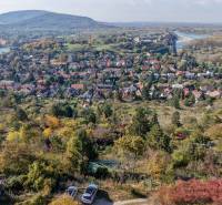 Kilátás Dévényből a Visszaútra a vidéki kertek szépségét és a láthatáron lévő várat kínálja.