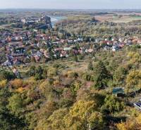 Kilátás a Pozsony-Devinben található kertekre a Spätna útról, a Dévény várral.