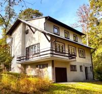 Házikó a Gazárka utcában, Šaštín-Stráže városában, erdővel és füves területtel körülvéve.