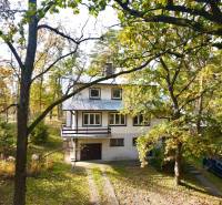 Ház a Gazárka utcában, Šaštín-Stráže, fákkal körülvéve és egy parkoló autóval.