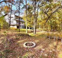 Erdőszéli házikó a Gazárka utcában, Šaštín-Stráže-ban, őszi fákkal és levelekkel körülvéve.