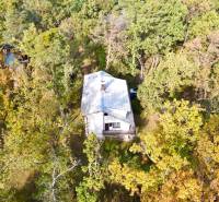 Erdőben rejtett házikó a Gazárka mellett, Sasvár-Strázsán, őszi természettel körülvéve.