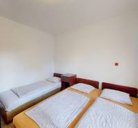 Hálószoba a házban egy különálló és két összekapcsolt ággyal, pihenőhely.