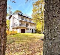 Egy ház a Gazárka utcában, Šaštín-Stráže városában, őszi természettel és fákkal körülvéve.