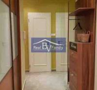 Folyosó egy 2 szobás lakásban tárolóhellyel és világos padlóval.