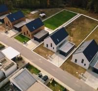 Családi házak légi felvétele a Pod Drieňovou utcában, Kamenica nad Cirochou.