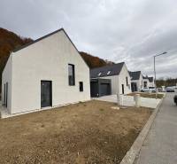 Családi ház a Pod Drieňovou utcában, Kamenica nad Cirochou, sorház autókkal.