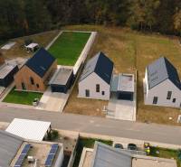 Sorházak a Pod Drieňovou utcában, Kamenica nad Cirochou-ban, zöldövezetben.