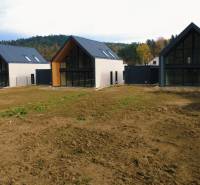 Családi házak a Pod Drieňovou utcában, Kamenica nad Cirochou-ban, természet és zöldövezet által körülvéve.