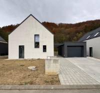 Családi ház Pod Drieňovou utcában, Kamenica nad Cirochou-ban, grafit színű tetővel.