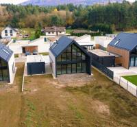 Családi házak a Pod Drieňovou utcában Kamenica nad Cirochou-ban, természet által körülvéve.