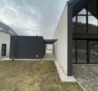 Családi ház Pod Drieňovou-ban, Kamenica nad Cirochou-ban üvegezett felületekkel és kavicsos utakkal.