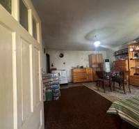 Belső tér fából készült bútorokkal, szőnyeggel, asztallal és a faház rusztikus hangulatot áraszt.