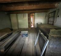 A kunyhó hangulatos, hagyományos belső teret kínál fa mennyezettel és padlóval.