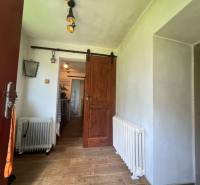 A fahatású padlóval, radiátorral és tolóajtóval rendelkező házikó belseje.