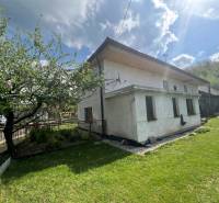 Házikó Šípkovén zölddel körülvéve, bekerített kert fákkal és réttel.