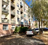 Lakóház a Komáromi Mederčská utcában parkoló autókkal és fákkal.