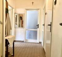 Folyosó egy 3 szobás lakásban csempével, tükörrel és vászon asztallal.