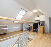 Négy szobás lakás tetőtéri munkaterülete fa dekor padlóval.