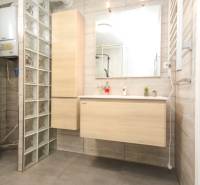 Fürdőszoba tükörrel és mosdóval egy 4 szobás lakásban, üvegfal dekoráció.