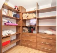 Tárolóhely polcokkal és fiókokkal egy 4 szobás lakásban, fa dekoros padlóval.