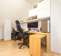 Négyszobás lakásban található otthoni iroda asztallal, székkel és fa dekorációjú padlóval.