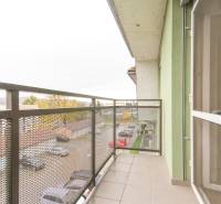 A Melčice-Lieskovéban található 4 szobás lakás erkélye kilátással a parkolóra és a környékre.