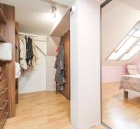 Gardrób és hálószoba egy négy szobás lakásban fa dekoros padlóval.