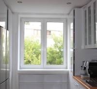 Konyha egy háromszobás lakásban, világos ablakokkal és modern készülékekkel.