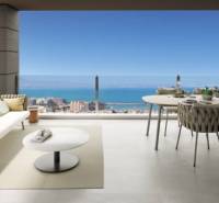 A torreviejai nyaraló apartman verandája tengerre néző kilátással és kényelmes ülőhellyel.