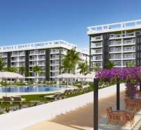 Torreviejai nyaraló apartman medencével, terasszal és kerti bútorokkal.