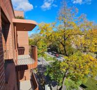 Kilátás egy téglaépület erkélyéről az utcára Pozsony-Ružinovban, Košická.