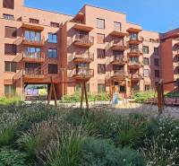 Pozsony-Ružinov lakókomplexum a Košice utcában játszótérrel és zöldterülettel.