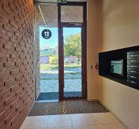 Bejárati csarnok postaládákkal és téglafallal a Košická utcán, Pozsony - Ružinov.