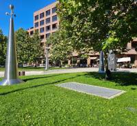 Zöldterület és fémszobrok egy épület előtt Pozsonyban - Ružinovban, a Košická utcában, 3 szobás lakás.