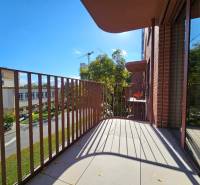 Az egyszobás lakás erkélye kilátással a Košická utcára, Pozsony - Ružinov.