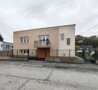 Családi ház a Galagonya utcában, Szereden, egyszerű homlokzattal és kerttel.