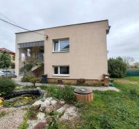 Családi ház a Topoľová utcában, Szereden, díszkerttel és tóval.