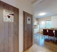 2 szobás lakás előszobája fa dekor padlóval és étkező sarokkal.