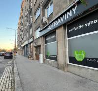 Pozsonyban, a Krížna utcában, az út mellett található egy élelmiszerbolt reklámfeliratokkal.