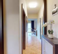 Folyosó a konyhába és a szobába vezető bejárattal egy kétszobás lakásban, fa mintázatú padlóval.