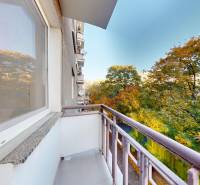 A Krížna utcai 2 szobás lakás erkélye, fákkal körülvéve Pozsony - Óvárosban.