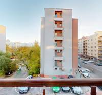 Kilátás egy kétszobás lakásból Pozsonyban, a Kereszt utcában, városi látképpel.