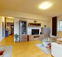 Nappali egy kétszobás lakásban, fapadlóval és kényelmes bútorokkal.