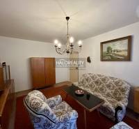 Nappali egy négy szobás lakásban klasszikus bútorokkal és elegáns csillárral.