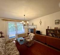 Nappali antik bútorokkal, kanapéval és csillárokkal egy 4 szobás lakásban.